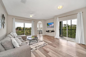 Bright & Spacious 2BR Condo with Pool & Hot tub, near Disney!